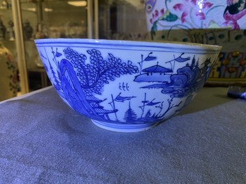 Een Chinese blauw-witte kom met een landschap rondom, Wanli